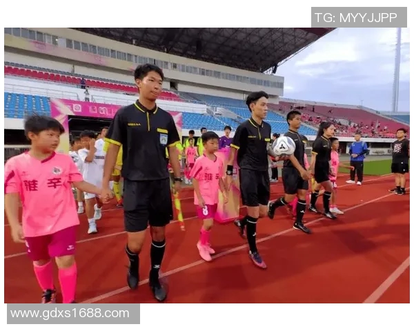 足球明星跨界挑战篮球赛场展现全新运动魅力与激情对决 足球明星跨界挑战篮球赛场展现全新运动魅力与激情对决